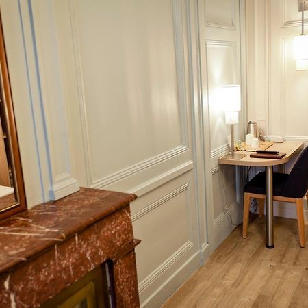 Hotel Du Dauphin Лион Екстериор снимка