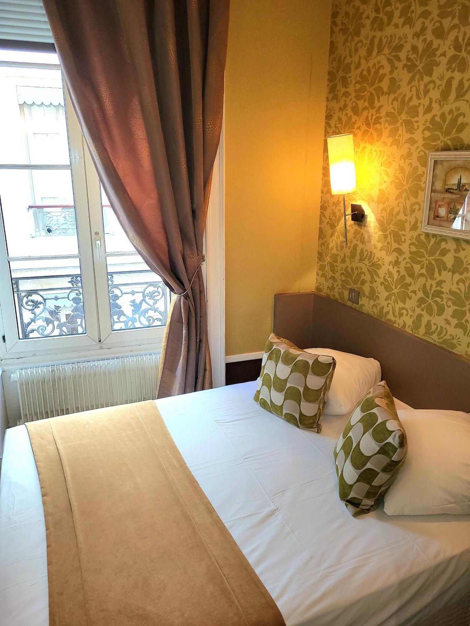 Hotel Du Dauphin Лион Екстериор снимка
