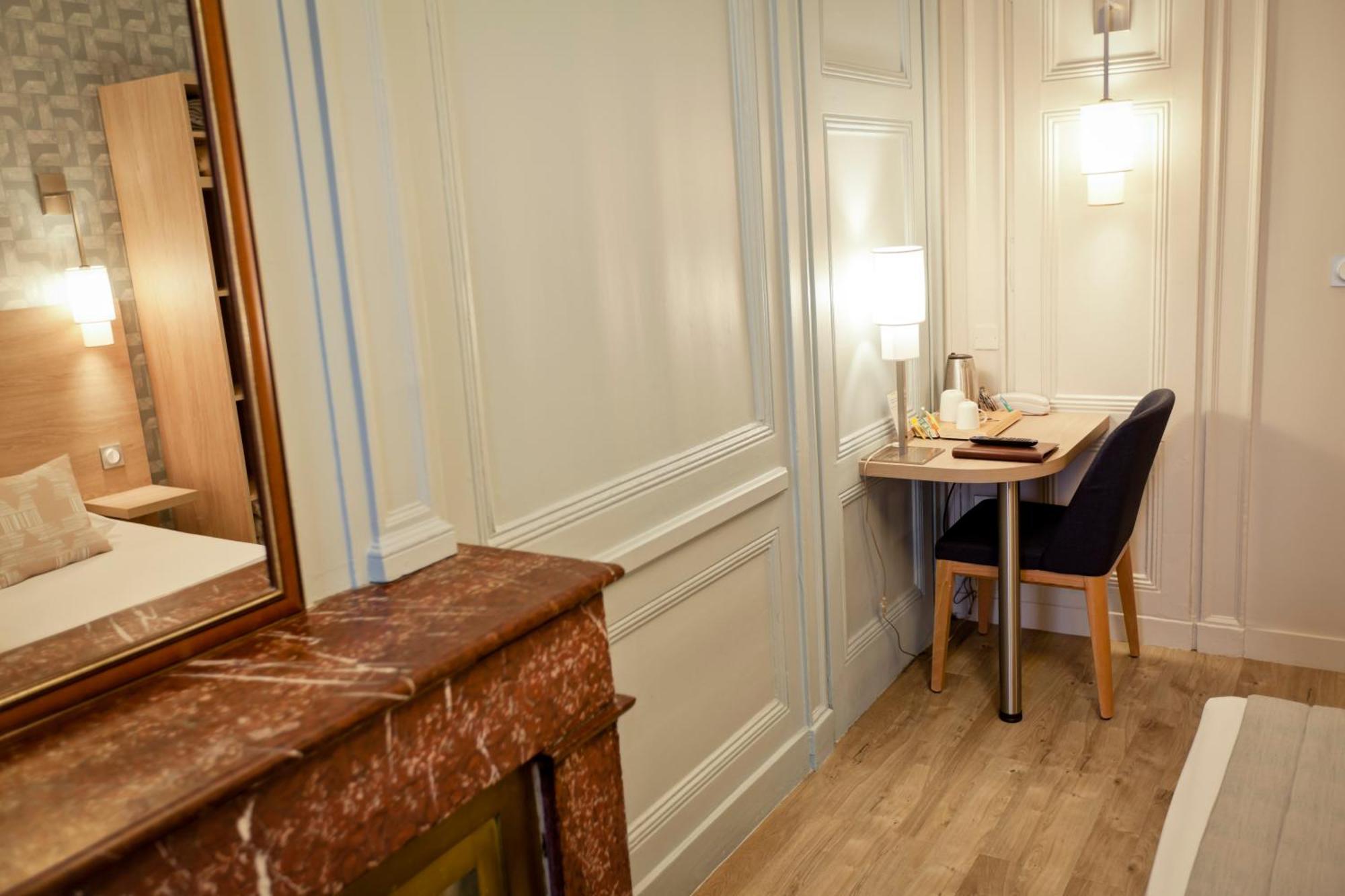 Hotel Du Dauphin Лион Екстериор снимка