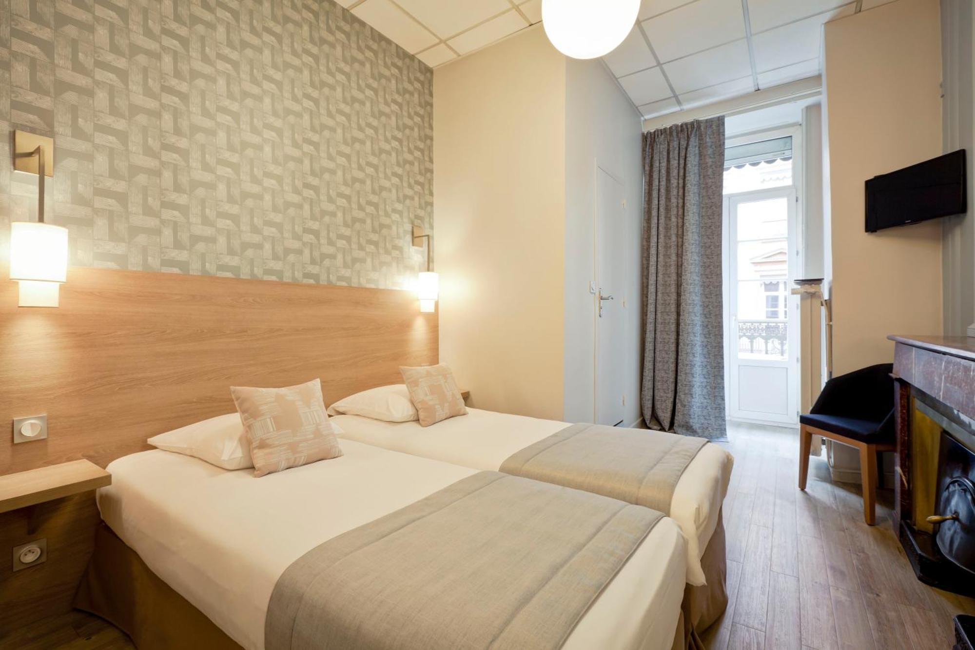 Hotel Du Dauphin Лион Екстериор снимка