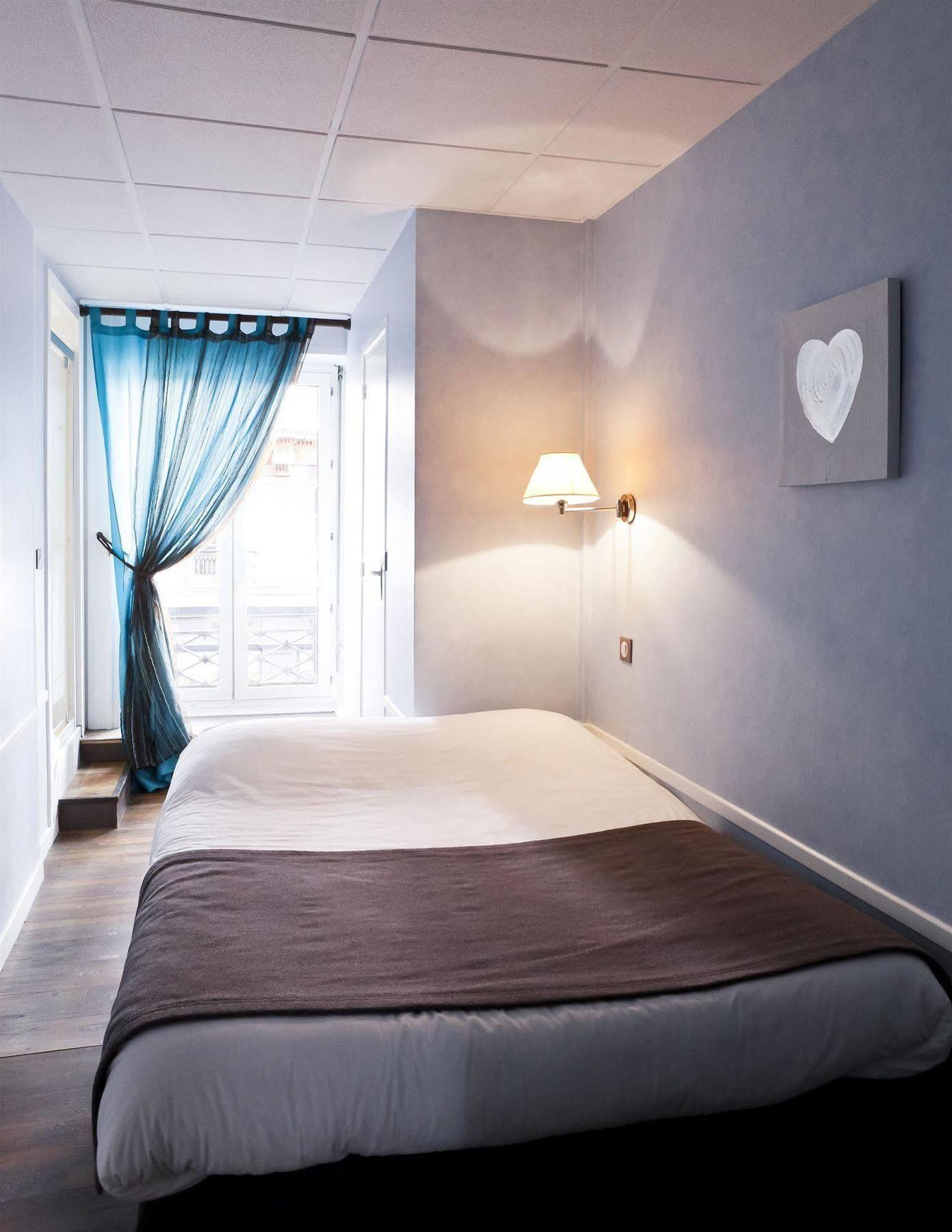 Hotel Du Dauphin Лион Екстериор снимка