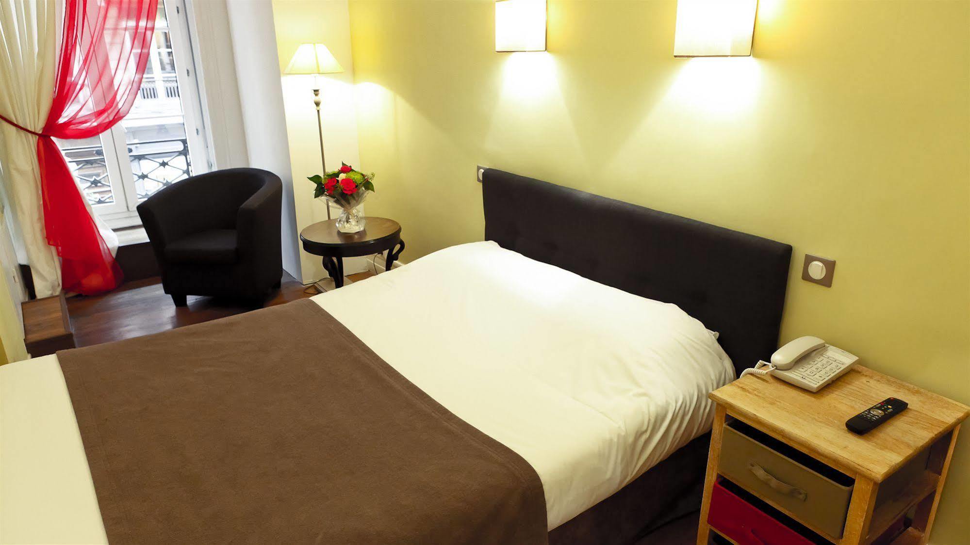 Hotel Du Dauphin Лион Екстериор снимка